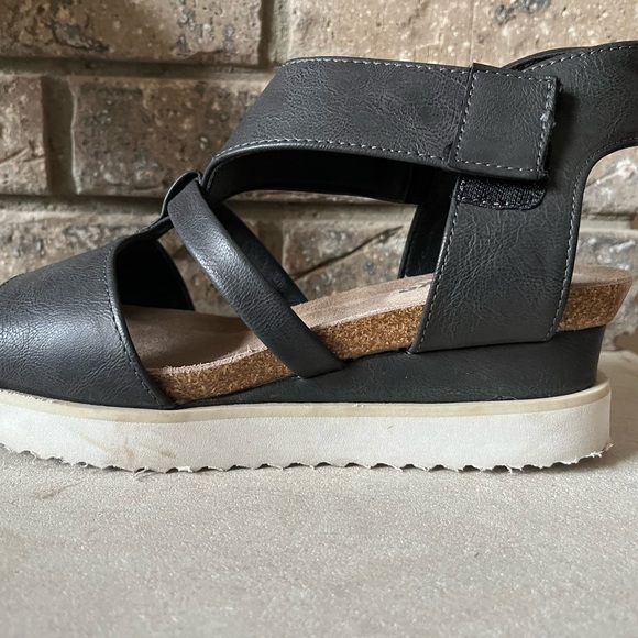 Mukluks size 8. Excellent condition. Velcro closure. - Picture 9 of 9